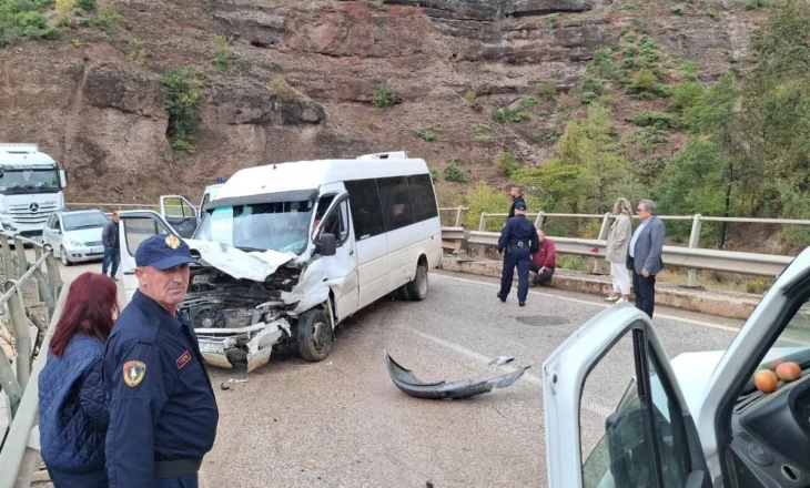 Aksident në aksin Elbasan-Përrenjas, automjetet përplasen ‘kokë më kokë’ me njëra-tjetrën, plagosen shoferët