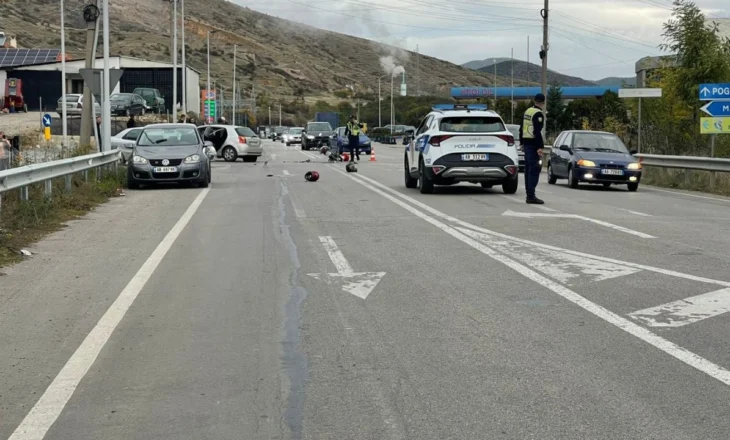 Aksident në aksin Korçë-Pograde,  makina përplas çiftin bashkëshortor që udhëtonin me motor