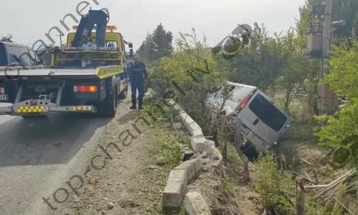 Aksident në aksin Lushnjë-Berat/ Furgoni me turistë del nga rruga dhe përfundon në kanal, 4 të plagosur