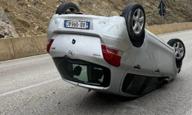 Aksident në aksin Sarandë–Skërficë. Shoferi humbi kontrollin mbi drejtimin, automjeti përmbyset në rrugë