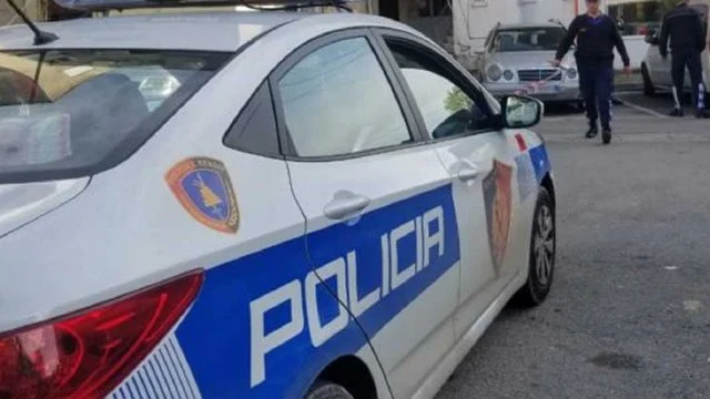 Aksident në Kukës, automjeti i policisë përplaset me një makinë të parkuar pranë Drejtorisë së Policisë