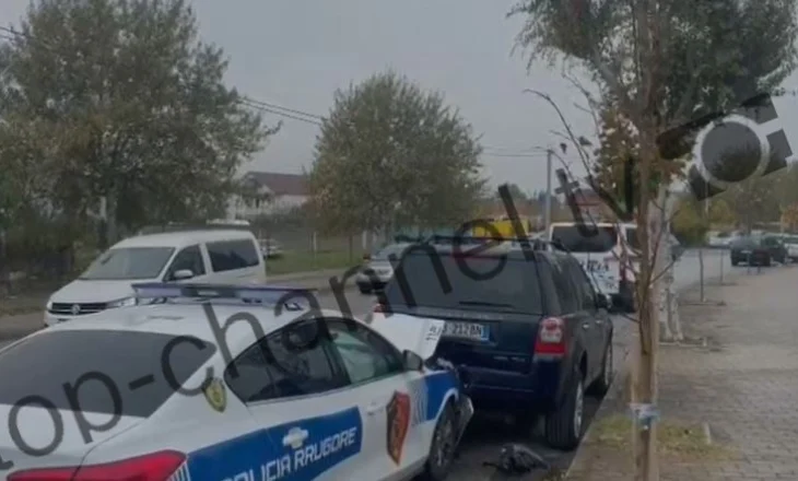 Aksident në Kukës, automjeti i policisë përplaset me një makinë të parkuar