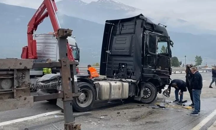 Aksident në Kukës–Morinë! Kamioni përmbyset vetëm pak metra nga kufiri me Kosovën, plagoset drejtuesi