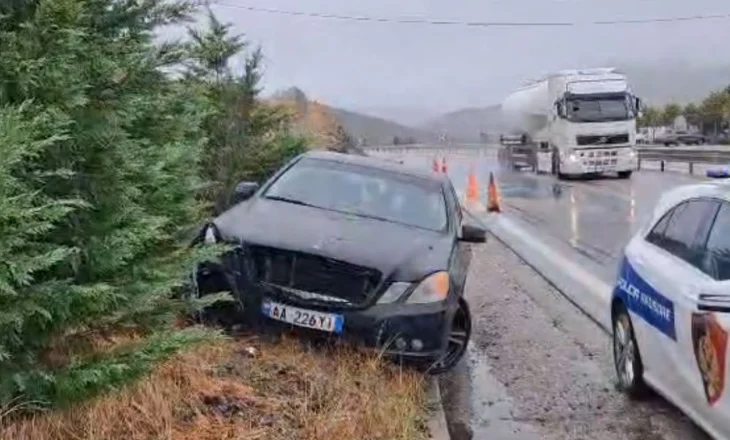 Aksident në Rrugën e Kombit, automjeti del nga rruga