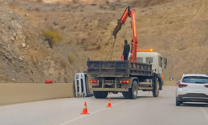 Aksident në rrugën Kardhiq–Delvinë, automjeti përmbyset te “kthesa e Senicës”