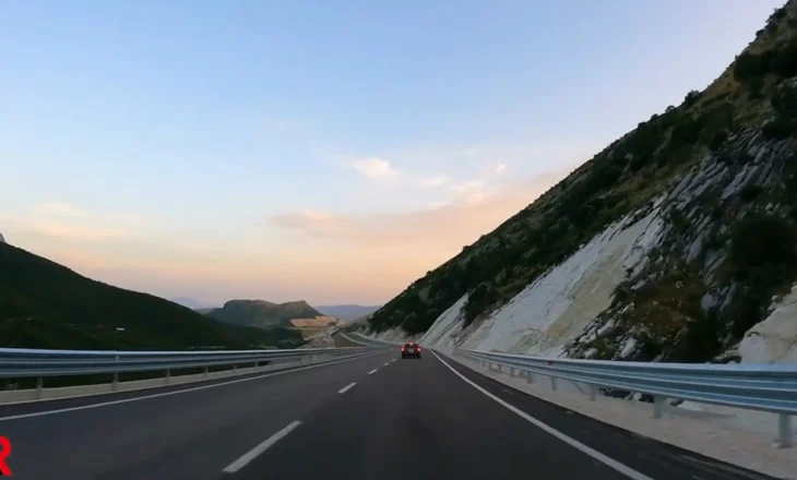 Aksident në rrugën Kardhiq-Delvinë, makina përplaset me bordurën! Dy të plagosur