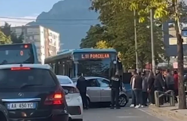 Aksident në Tiranë, makina përplaset me autobusin e Porcelanit