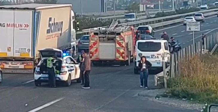 Aksident pranë mbikalimit të Patokut, vetura përplaset me urbanin, plagosen dy persona (Video)