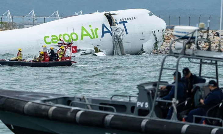 Aksident tragjik në Hong Kong/ Avioni rrëshqet nga pista dhe përfundon në det, dy persona humbin jetën
