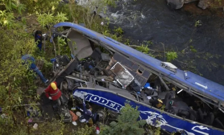 Aksident tragjik në Serbi, 3 të vdekur dhe dhjetëra të plagosur nga përmbysja e një autobusi me punëtorë