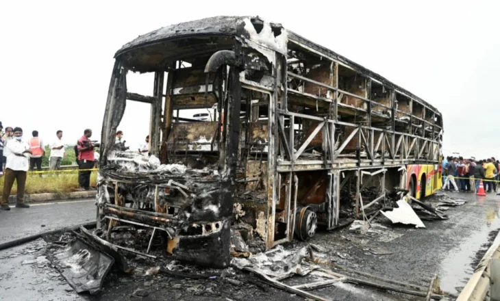 Aksidenti horror! Autobusi përplaset dhe shpërthen në flakë, 25 të vdekur