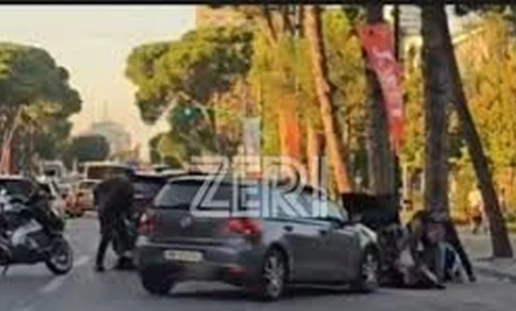 Aksion ‘blic’ në Tiranë! Ndalohet në mes të bulevardit “Audi” me targa angleze, civilët arrestojnë 3 persona