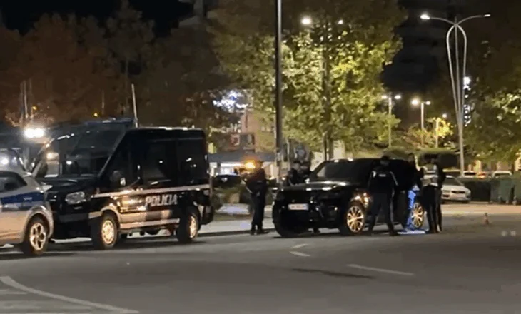 Aksion “blic” në Vlorë, kontrollohen makinat luksoze dhe me xhama të zinj