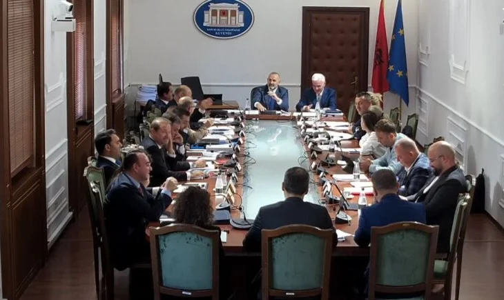 “Aman ku është kryeministri ta puth njëherë”, Manja i përgjigjet Korreshit: Ti nuk e arrin dot