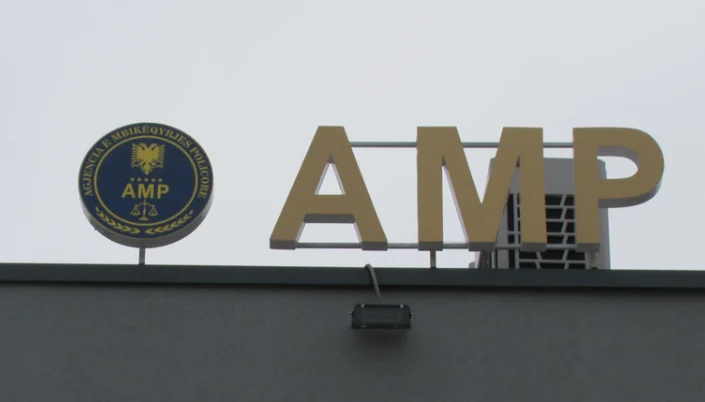 AMP arreston në flagrancë efektivin e policisë, përplasi një makinë në gjendje të dehur