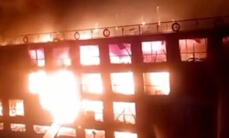 Anija turistike shpërthen në flakë, evakuohen mbi 200 pushues në lumin Nil