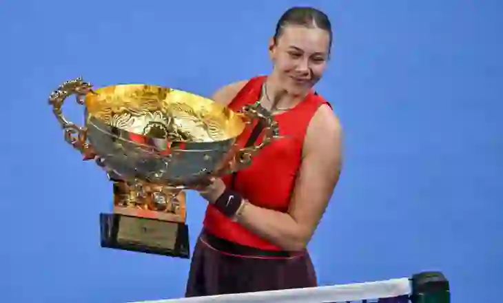 Anisimova triumfon në turneun Masters të Shangai, Sinner tërhiqet i dëmtuar