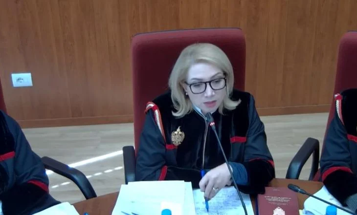 Ankimimi i Veliajt, Kushtetuesja ndërpret seancën për 30 minuta