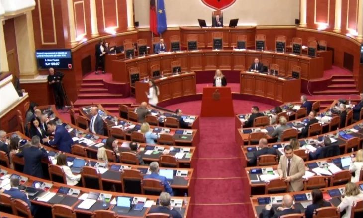 Askush s’e dëgjonte, kryetarja e KLP ndërpret fjalën në Kuvend mes zhurmës së deputetëve, ndërhyn Peleshi