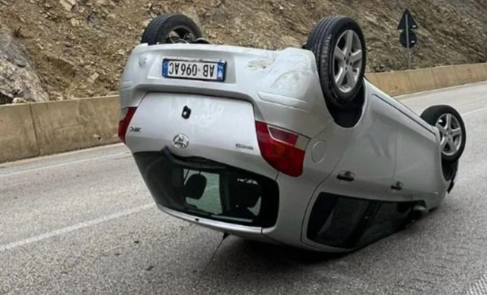Automjeti përmbyset në aksin Sarandë–Skërficë, policia heton shkaqet