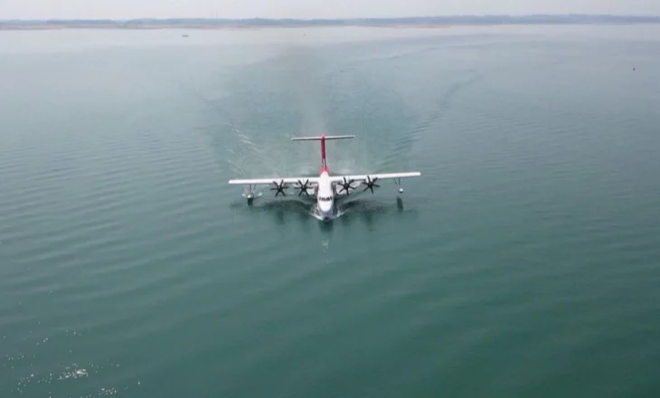 Avioni amfib AG600 përfundon stërvitjen e parë në ujë