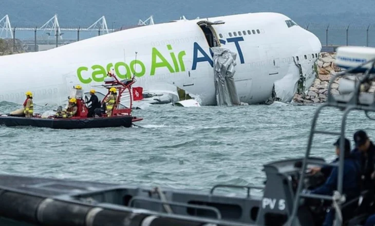 Avioni del nga pista dhe vret 2 anëtarë të stafit të aeroportit, më pas përfundon në det