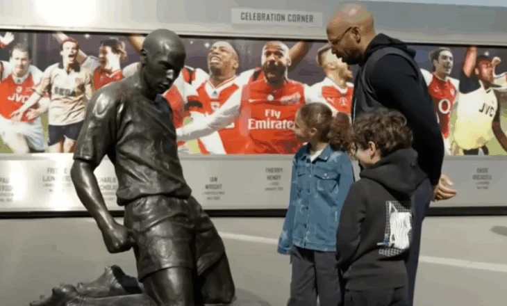 “Babi, pse je kaq i zemëruar në statujë?!” Henry iu tregon fëmijëve përjetësimin e tij para “Emirates”