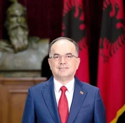 Bajram Begaj shkel Kushtetutën me të dyja këmbët, nga punësimi i tij në kohën e lirë, rroga 30 mijë euro e të birit…