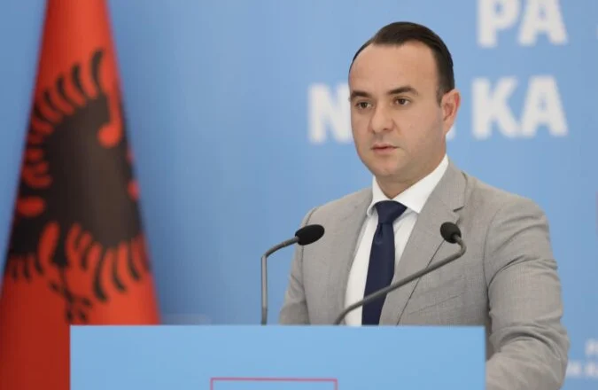 Balliu për situatën e sigurisë në vend: Rrugët mbushen me gjak, Koçiu vijon propagandën me monopatina