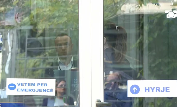 Balluku trembet nga thirrja e SPAK, dërgon të motrën avokate të njihet me akuzat