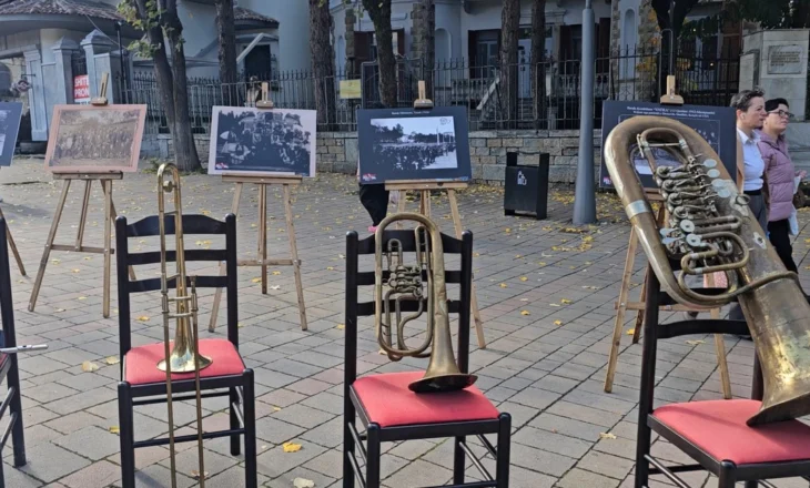 Bandat muzikore “pushtojnë” Korçën, ekspozitë me instrumente, fotografi e dokumente të rralla