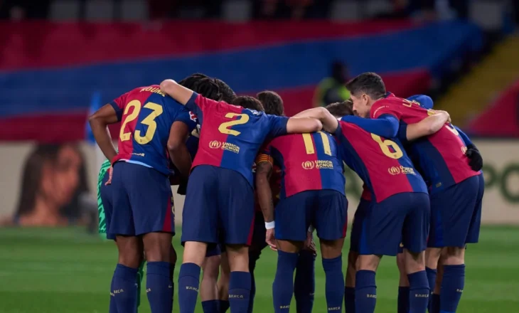 Barcelona merr lajmin e madh pak para sfidës me PSG-në, “blindon” mesfushën