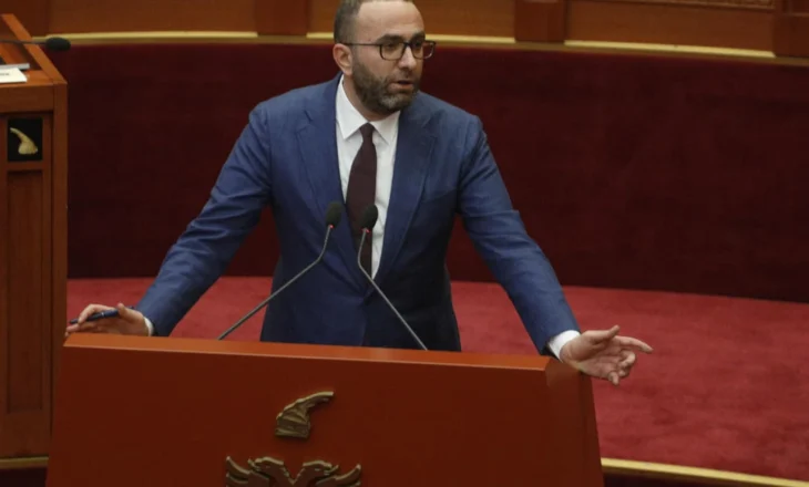 Bardhi refuzon të largohet nga salla pasi u përjashtua nga Kuvendi, Peleshi ndërpret seancën