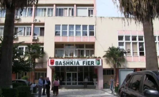 Bashkia e Fierit në pritje të drejtuesve të rinj. Sot zyrtarizohen emrat e nënkryetarëve dhe sekretarit të përgjithshëm