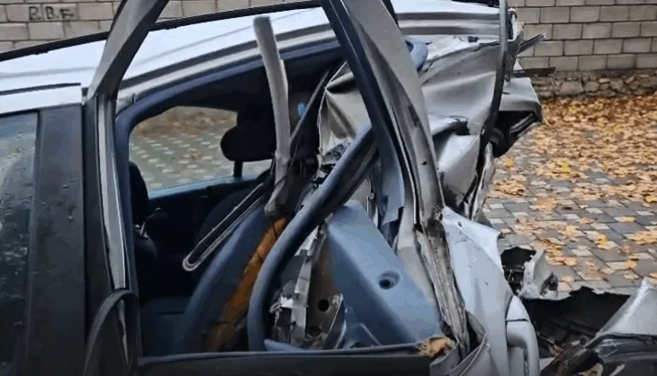 ‘Benzi’ i parkuar gjendet i shkatërruar në Kukës, autori largohet nga vendngjarja
