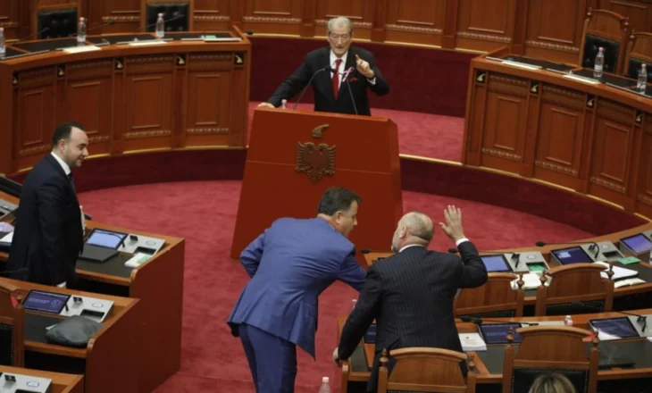 Berisha: Avokati i Popullit duhet të ngrejë fuqishëm zërin ndaj Irena Gjokës, ka shkelur të gjitha ligjet, të dekriminalizimit, e vetingut