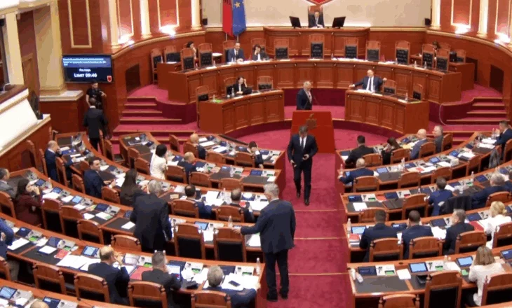Berisha harron telefonin në foltore: Kujdes se do të spiunoj! Batuta e Gogut: E ke bërë herët atë punë ti