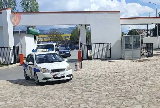 Bie në prangat e policisë 19-vjeçari/ Ndihmoi emigrantët për të kaluar kufirin ilegalisht, sekuestrohen…
