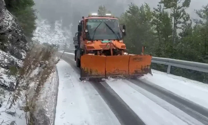 Bien ndjeshëm temperaturat, aksi Librazhd–Peshkopi i kalueshëm vetëm me zinxhirë ose goma dimërore. Disa fshatra pa energji elektrike