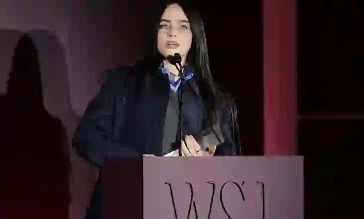 Billie Eilish “godet” miliarderët: Nëse ke kaq shumë para, pse s’bën më shumë për njerëzit?