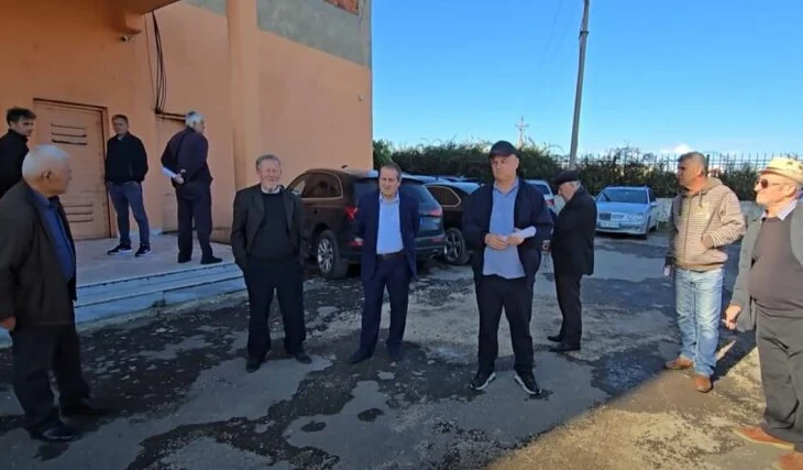 Blenë apartamentet në Fier, por nuk i pajisin me certifikata pronësie, banorët: Balluku s’na dha zgjidhje
