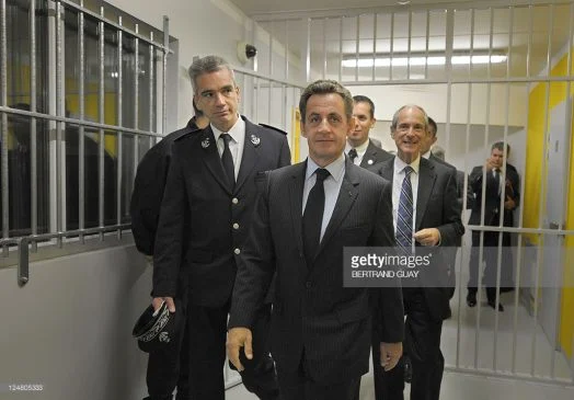“Blindohet” burgu ku ndodhet Sarkozy, ministri francez: Është në rrezik