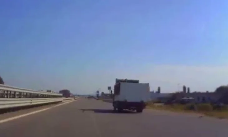 Bllokim i përkohshëm në të dyja kahet e autostradës në Fushë Mamurras, policia apel qytetarëve