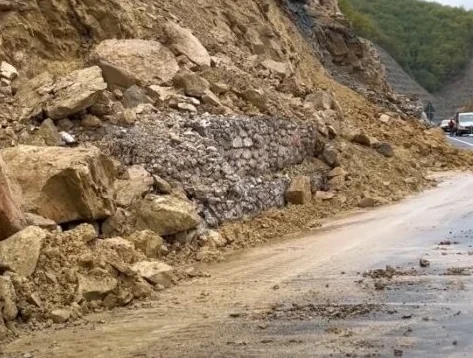 Bllokohet 27 ditë pas përurimit aksi Qukës-Qafë Plloçë, 260 milionë euro investim u mbulua nga gurët (VIDEO)