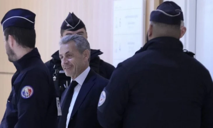 ‘Britma, stërvitje, libra dhe një vizitë nga…’/ Si e kaloi ditën e parë në qeli ish-presidenti Sarkozy