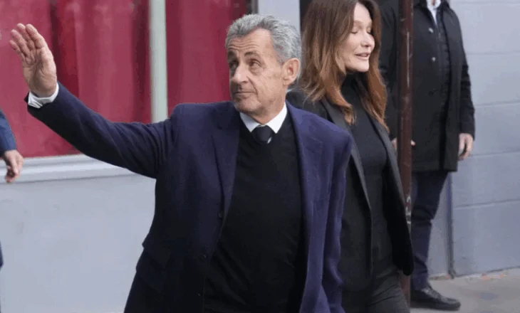 Britma, ushtrime dhe dy oficerë në qelinë ngjitur… si ishte nata e parë e Sarkozy në burg