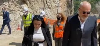 Bufoni i Sorosit përballë humoristit të Portokallisë dhe tragjedia e Hyremit të  Sulejmanit