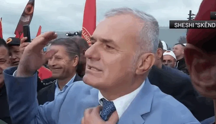 Bujar Leskaj në protestën në mbështetje të UÇK, thyen urdhërin e Berishës dhe sulmon qeverinë: Ministrat e Ramës janë njerëz negativë