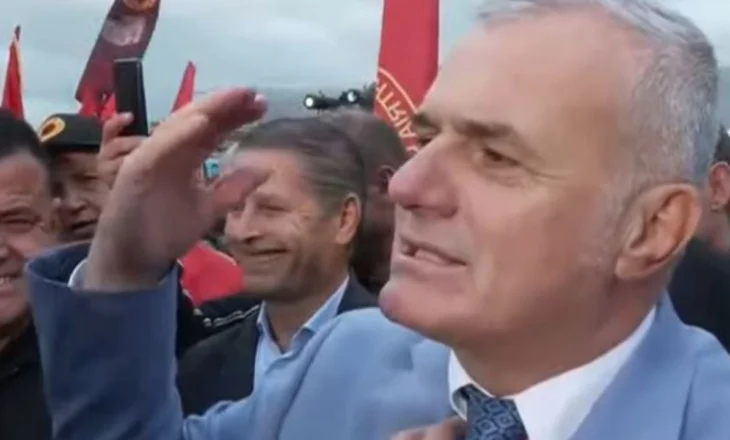 Bujar Leskaj thyen rregullat e partisë, i bashkohet protestës në mbështetje të UÇK-së në sheshin “Skënderbej”