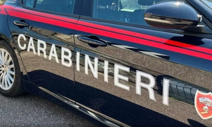 Burri godet me thikë të partnerin e ish-të dashurës, pastaj i vë flakën vetes dhe vdes